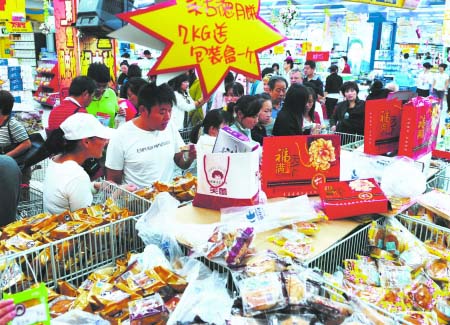 中秋節當天，月餅價就“跳水”了。 新華社發